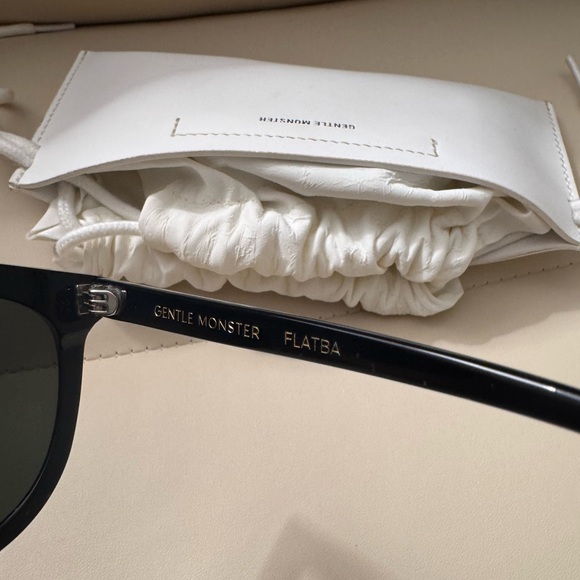 Gentle monster Black Sunglasses - Picture 2 of 3
